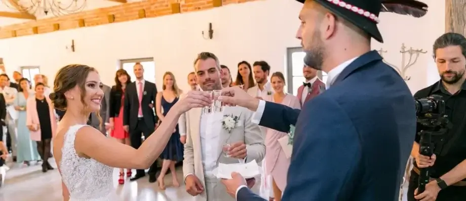 pripitok nevesty a zenicha so starejsim na svadbe