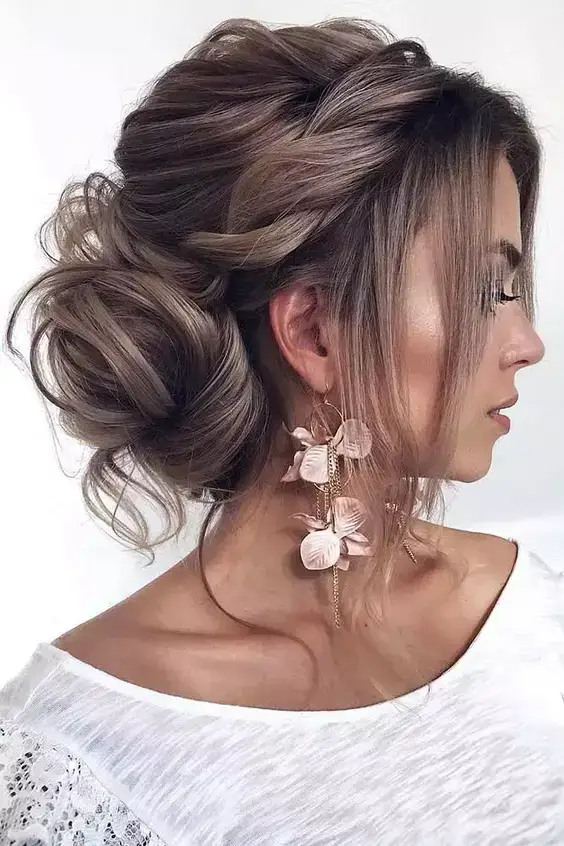 Elegantný nízky drdol s jemnými vlnami, ideálny pre svadbu alebo formálnu príležitosť.