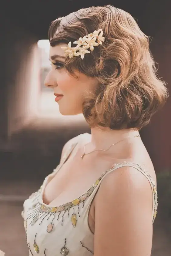 Retro vlny na krátkych vlasoch s ozdobou, vhodné pre hosťa na svadbu.