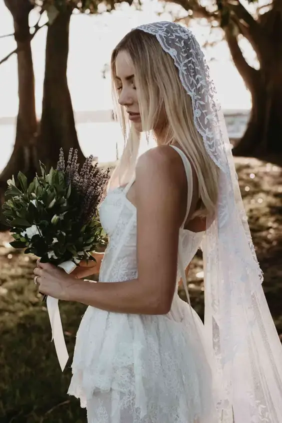 Rovné rozpustené vlasy s dlhým závojom, elegantný svadobný účes pre romantický vzhľad.