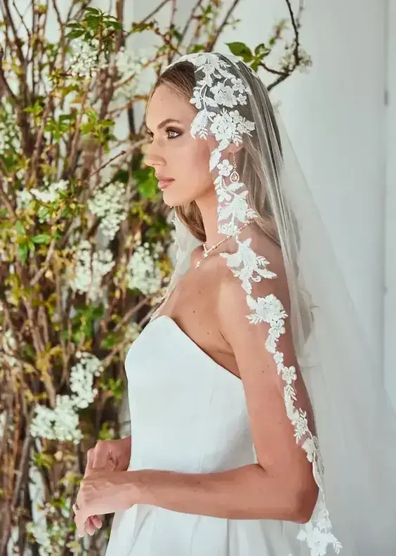 Svadobný účes s mantilou, jemné a elegantné riešenie pre tradičný svadobný vzhľad.
