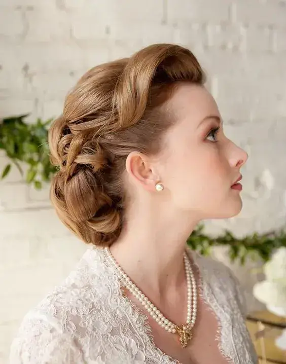 Pin-up štýl svadobného účesu s vintage šatami a výrazným drdolom.