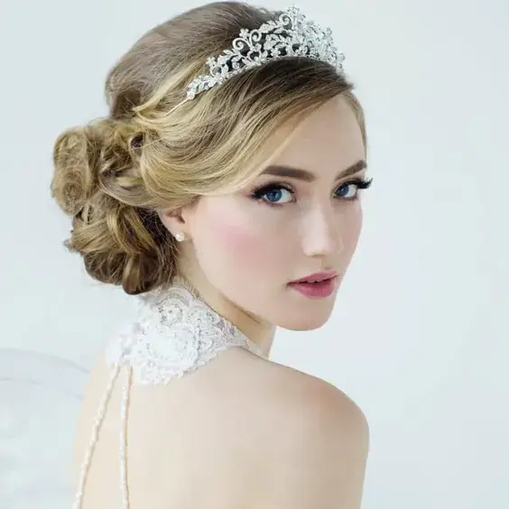Svadobný účes s vintage tiarou, jemný bočný drdol, elegantný vzhľad.