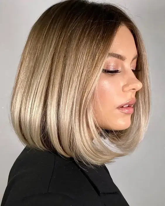 Elegantný hladký bob pre hosťa na svadbu so svetlými odtieňmi a hladkým povrchom.