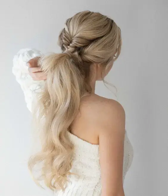 Ponytail s jemnými vlnami pre svadobného hosťa, vytvára elegantný a uvoľnený štýl.